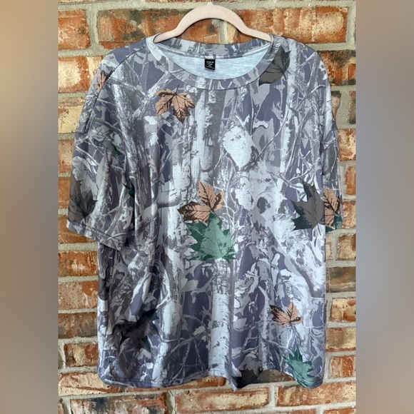SHEIN Tops - SHEIN Gray Leaf Print Short Sleeve Tee